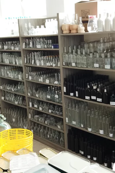 Razne vrte posuda i boca Jematva Zorni